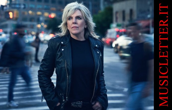 Lucinda Williams torna con World’s Gone Wrong: il nuovo album tra coraggio e spiritualità